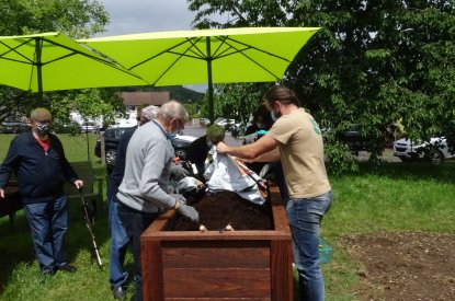 Atelier de remplissage, semis et plantations des bacs surélevés.