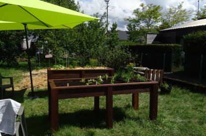 Atelier de remplissage, semis et plantations des bacs surélevés.